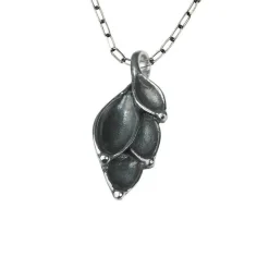 Halsband Worn Leaf Oxiderat Silver